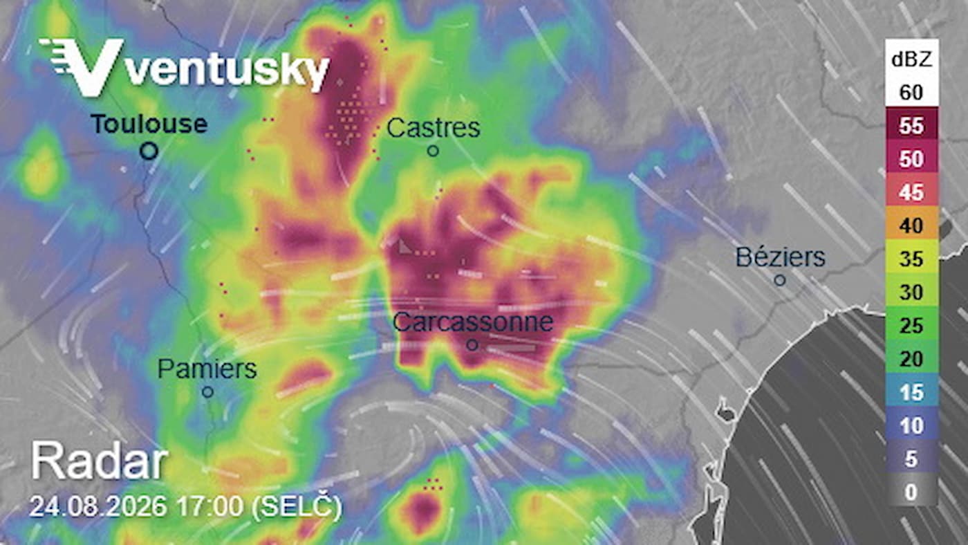 Obrázek velmi silné supercely před tornádem